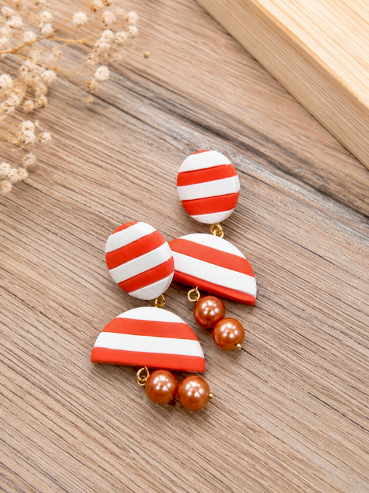 Boucles d'oreilles pendantes Mykonos en argile polymère, demi-lune rayée marinière et perles – Les Trésors de Cia