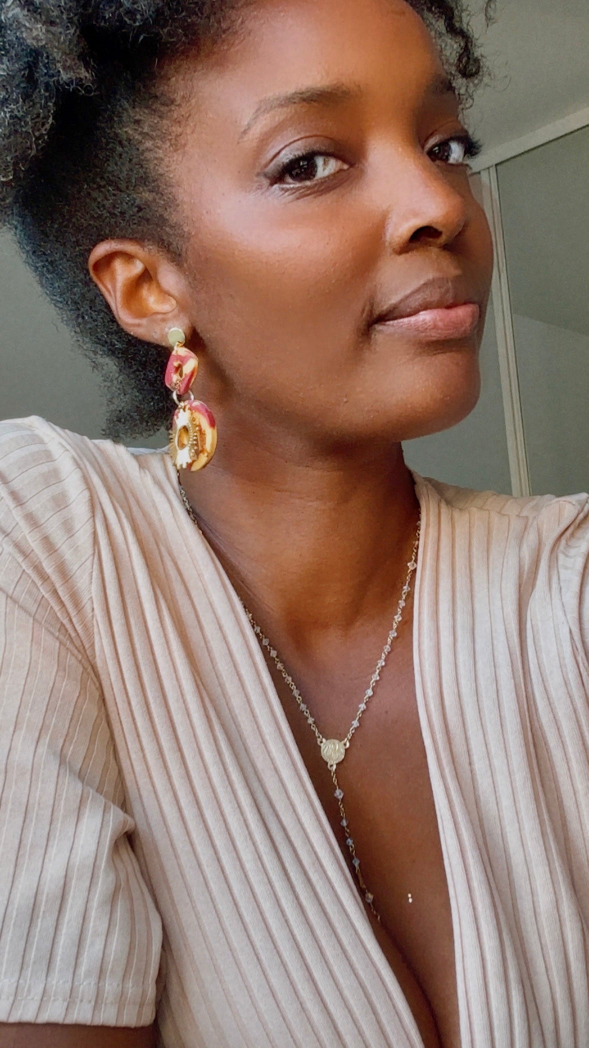Boucles d'oreilles pendantes soleil doré et argile marbrée, bijoux élégants de Les Trésors de Cia, avec motif en marbre et finition dorée