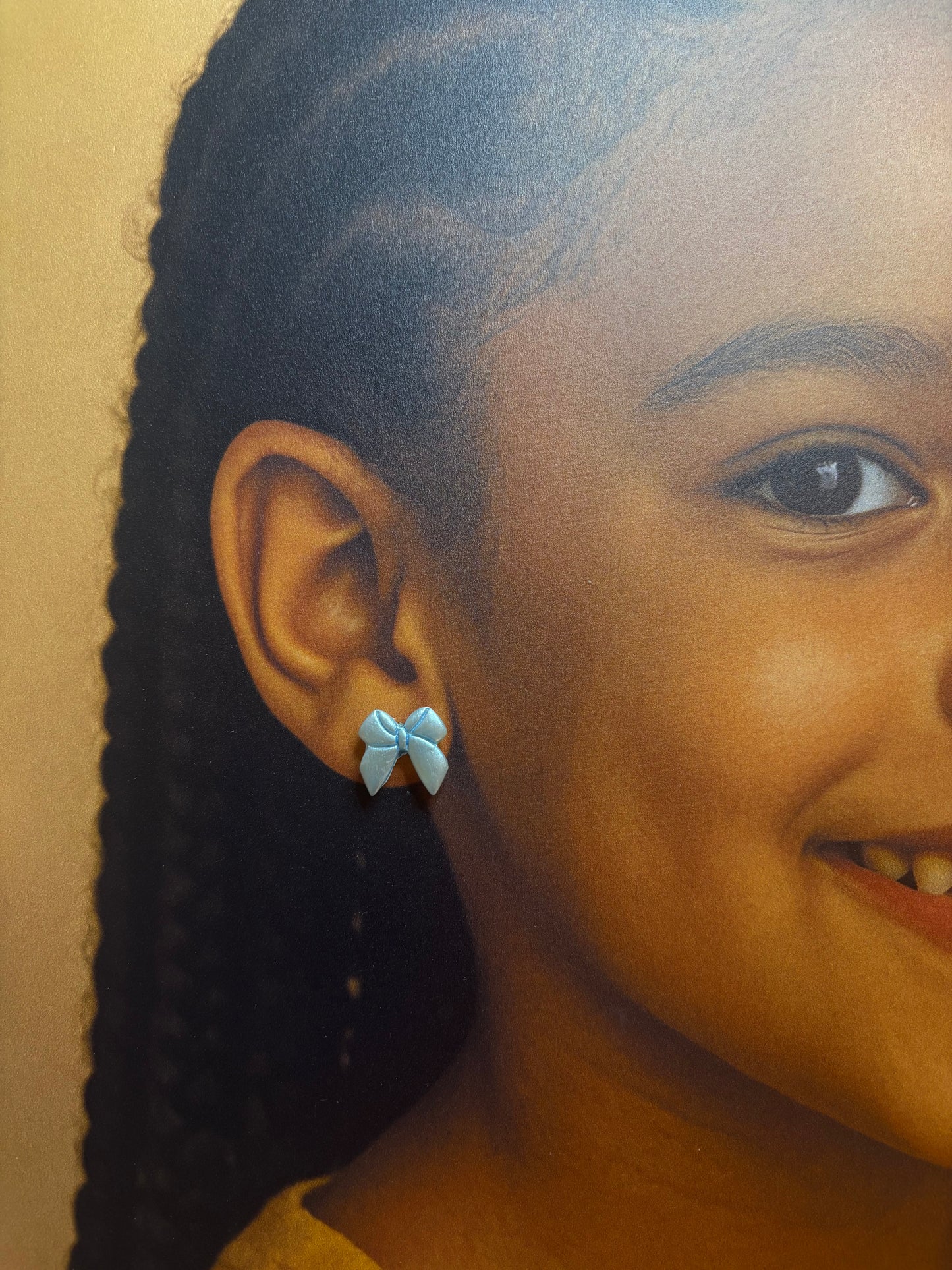 Boucles d’oreilles en argile polymère fait main avec petit nœud, création artisanale de Les Trésors de Cia.