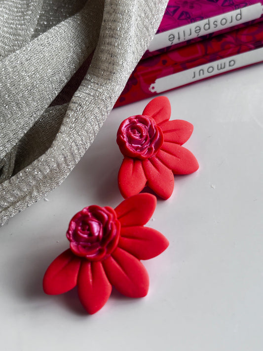 Boucles d’oreilles Daisy de Les Trésors de Cia avec différentes couleurs, en métal léger et design floral élégant.