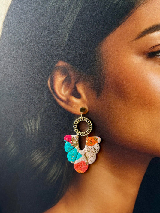 Boucles d'oreilles graphiques Les Trésors de Cia Janet, chic et ultra légères, en métal doré avec design moderne.