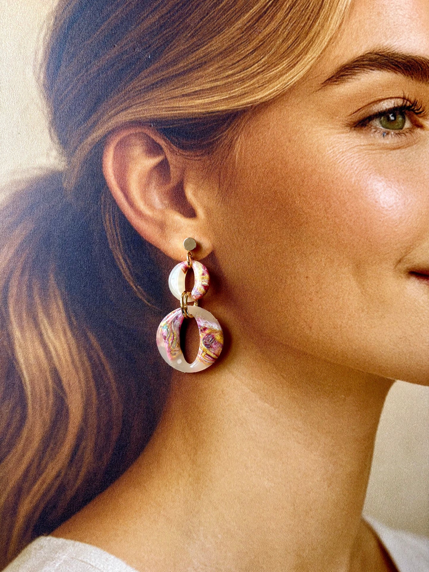 Boucles d’oreilles XXL translucides colorées en anneaux entrelacés, créoles oversized, de la marque Les Trésors de Cia.