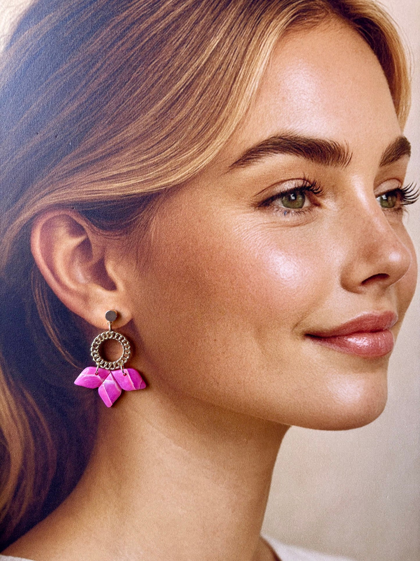 Boucles d’oreilles fleur marbrée en or rose de la marque Les Trésors de Cia, détails élégants et délicats.