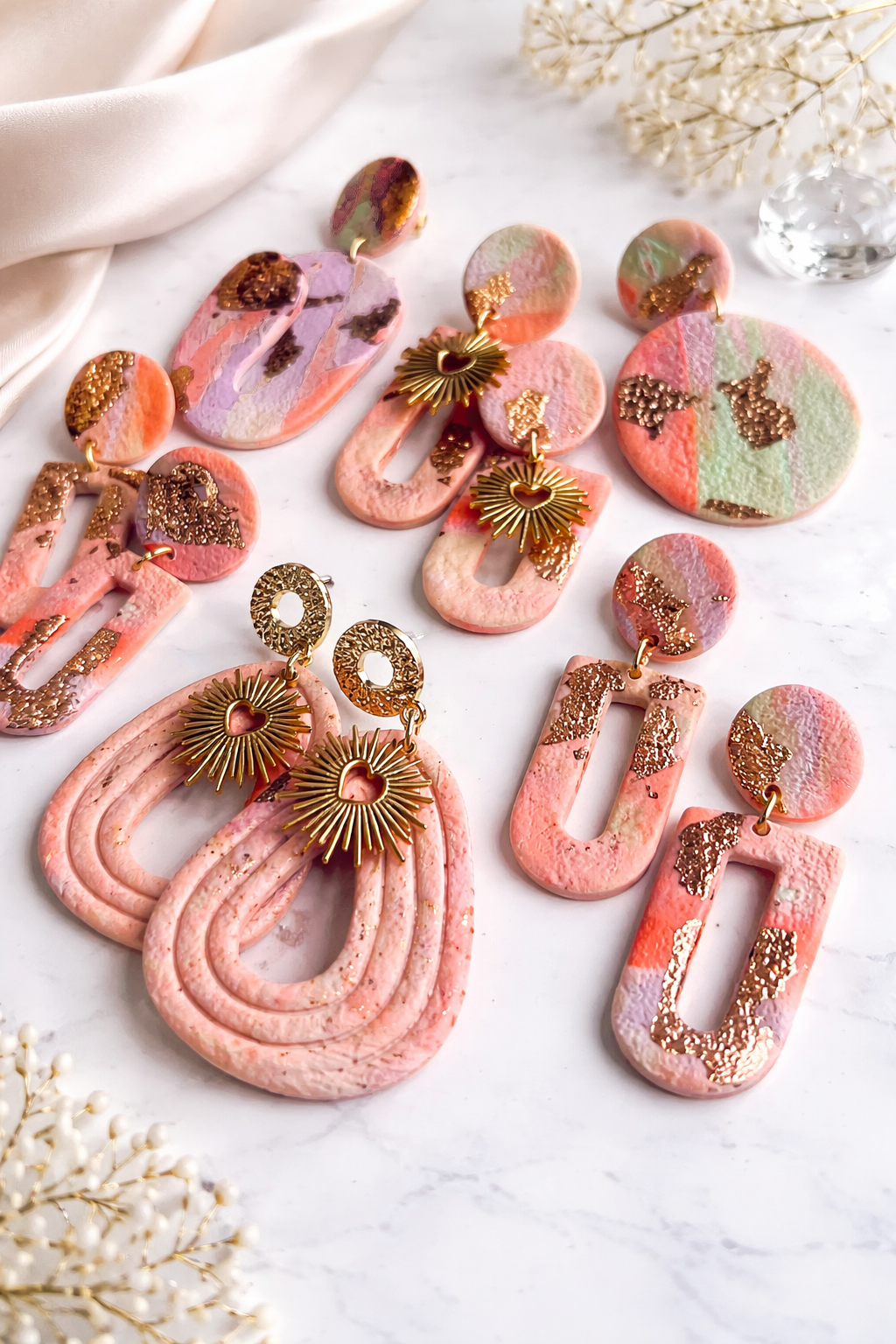Boucles d’oreilles roses légères Les Trésors de Cia, élégantes et raffinées, en métal doré avec détails floraux.