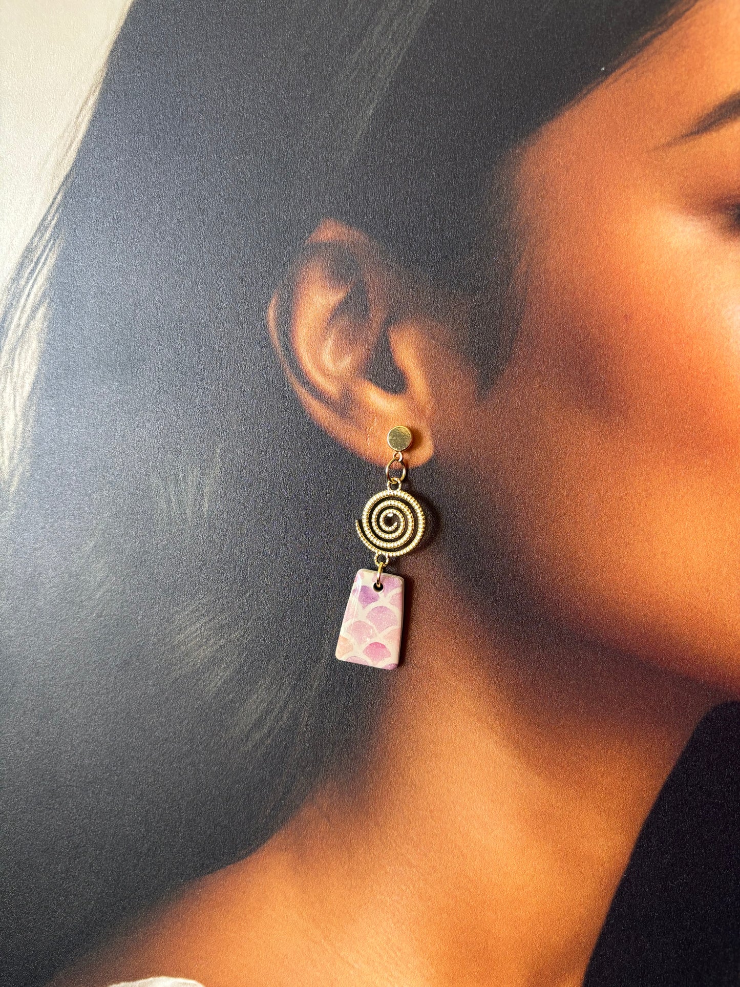 Boucles d’oreilles sirène rose & dorées — Légères en argile polymère | Fait main en France - Les Trésors de Cia