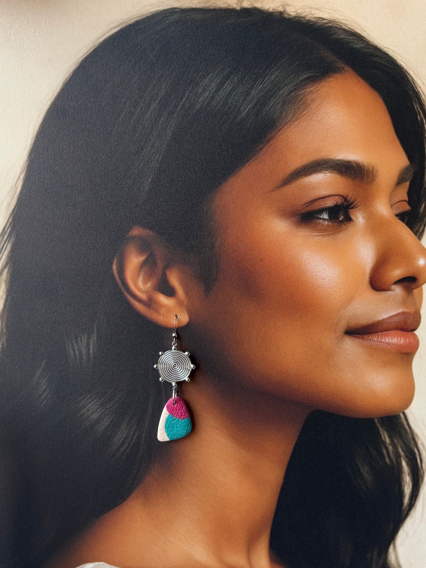 Boucles d’oreilles colorées en argile polymère avec spirale argentée et pendentifs prune et turquoise, Les Trésors de Cia