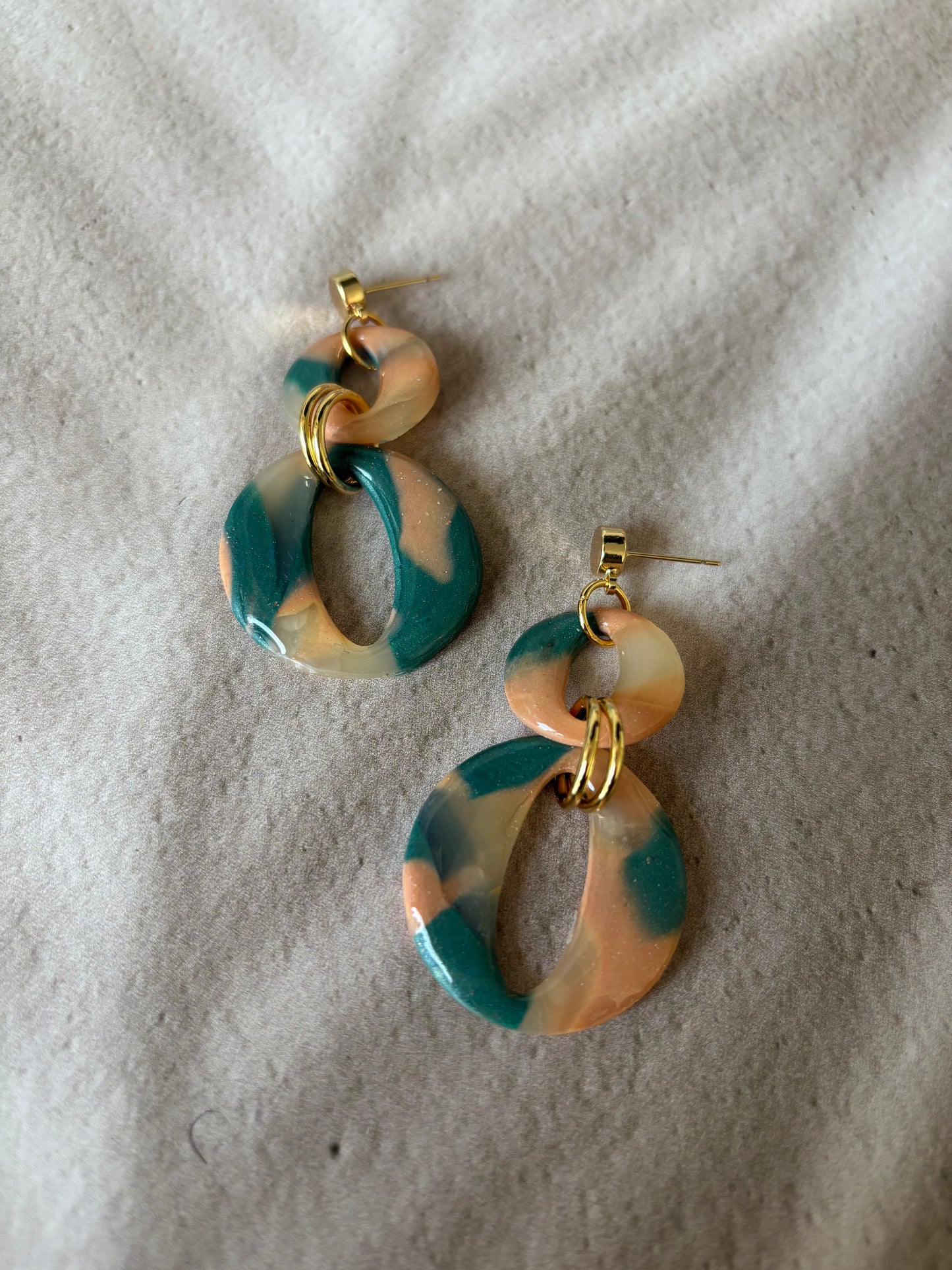 Boucles d’oreilles XXL vert marbré et pêche avec anneaux entrelacés, créoles élégantes de la marque Les Trésors de Cia