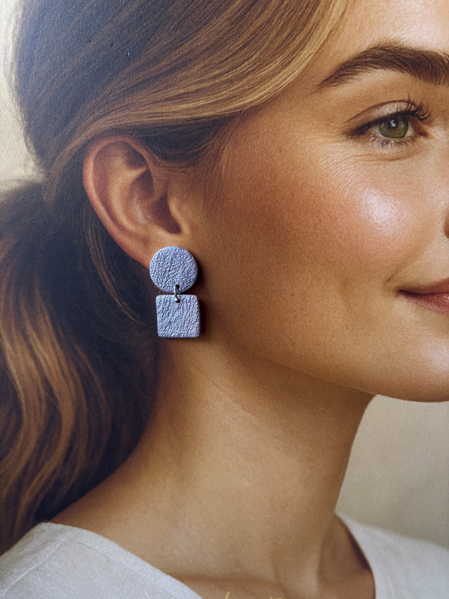 Boucles d’oreilles artisanales violet irisé en argile polymère – Design graphique minimal