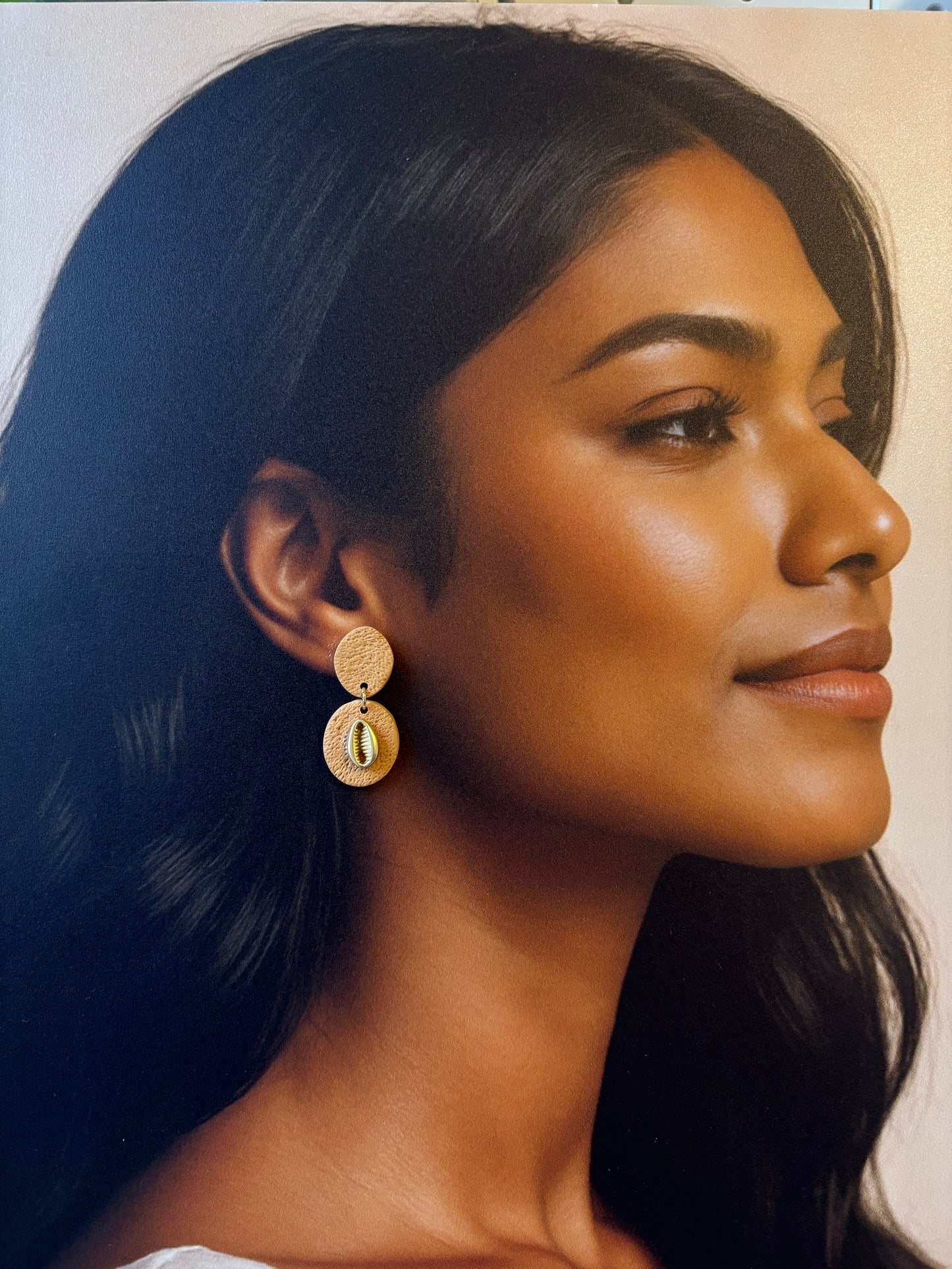 Boucles d’oreilles pendantes coquillage — Élégance naturelle dorée