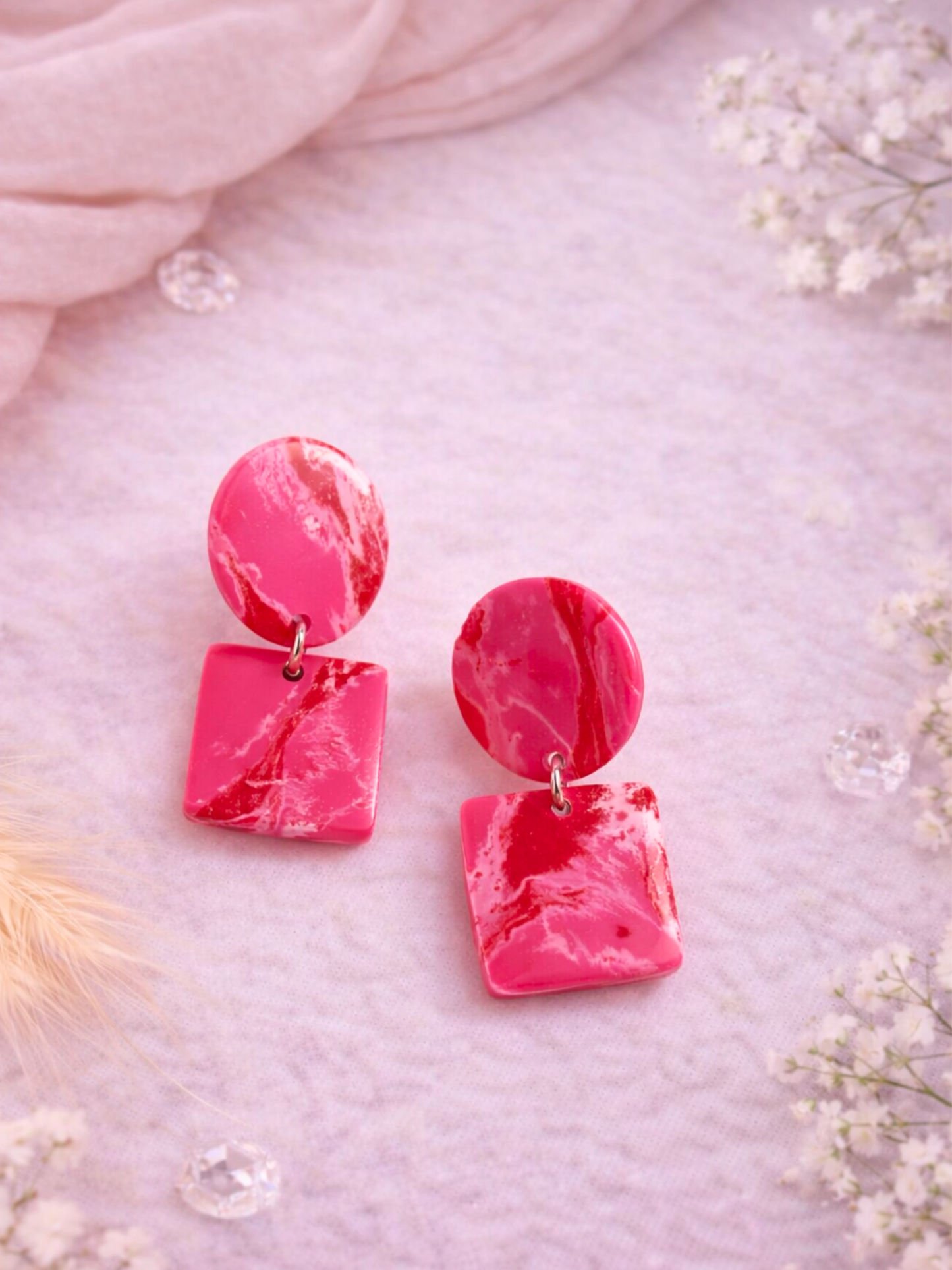 Boucles d’oreilles géométriques roses marbrées — légères & lumineuses