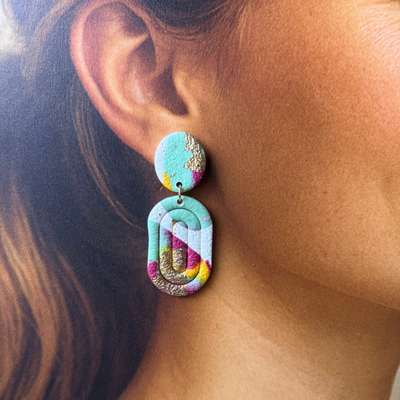 Boucles d’oreilles artisanales multicolores en argile polymère – Design graphique pastel et doré