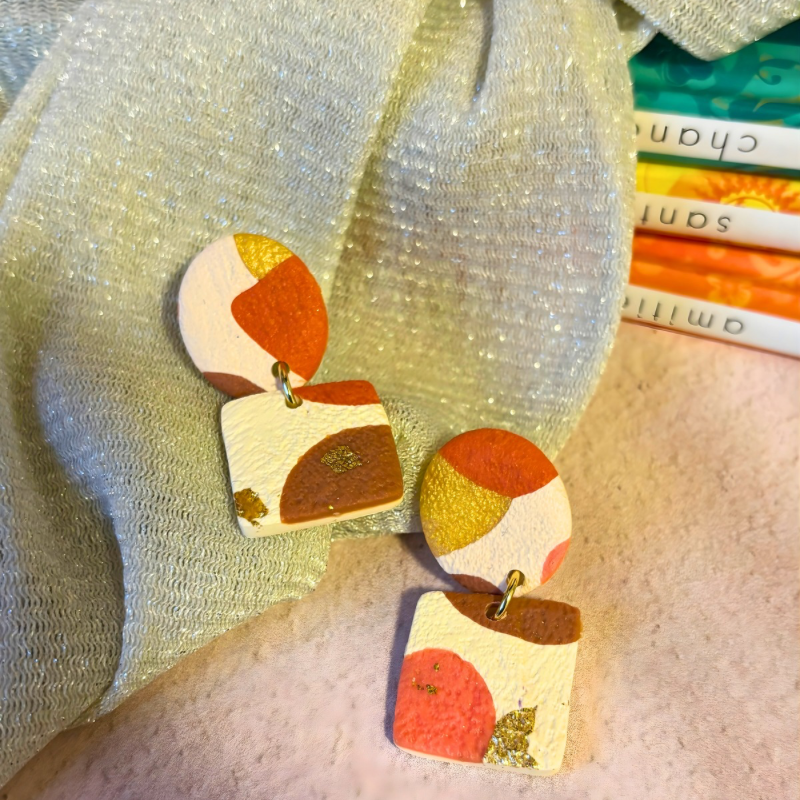 Boucles d’oreilles artisanales terracotta et beige en argile polymère – Design graphique