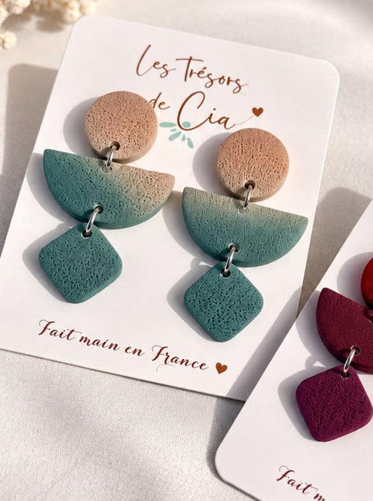 Boucles d'oreilles pendantes en argile polymère texturée, rond terracotta, demi-lune dégradée vers le vert sauge et losange vert, anneaux argentés