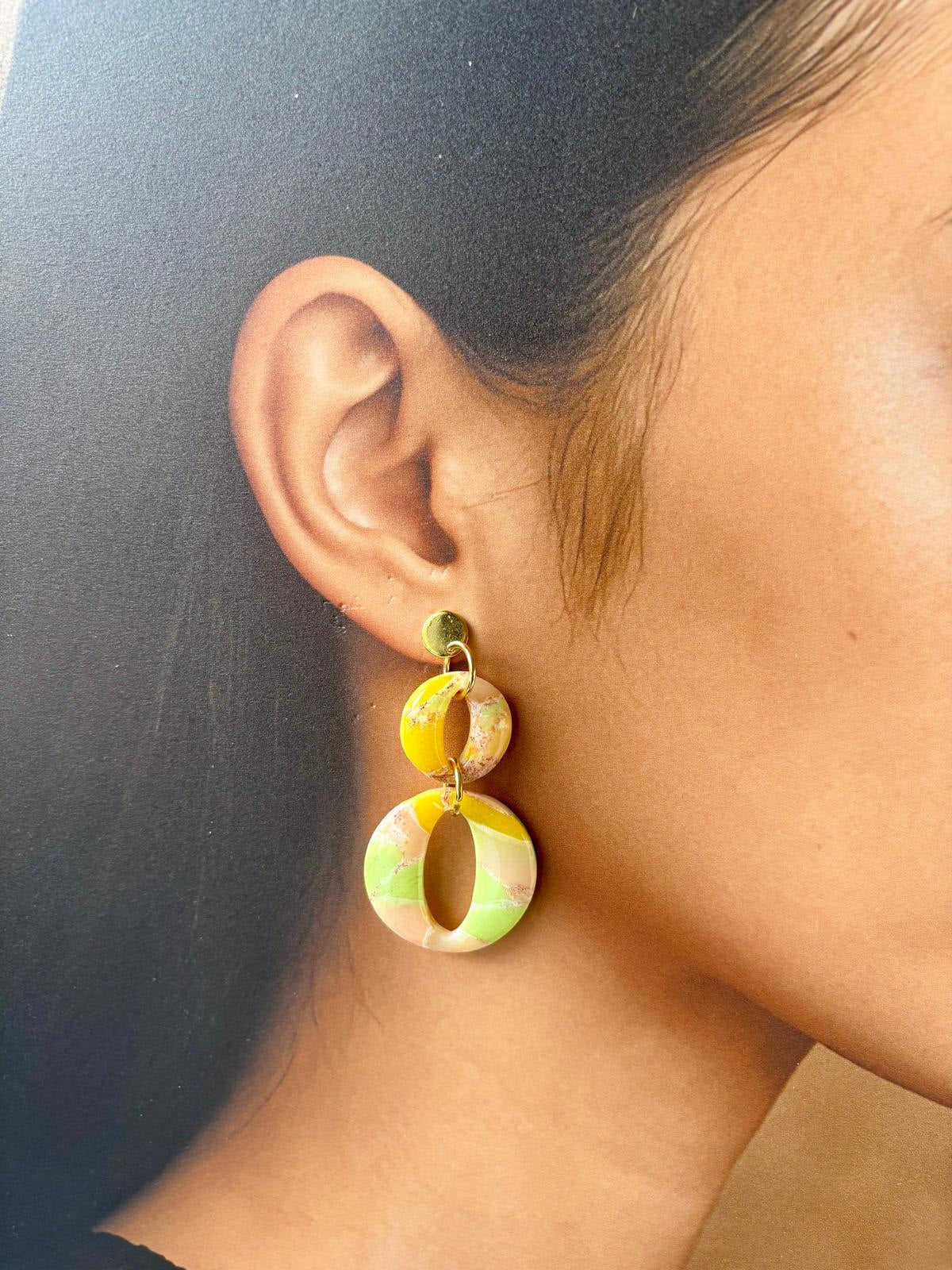 Boucles d'oreilles formées de deux anneaux épais superposés en argile polymère jaune, vert anis et pêche, avec un large trou au centre