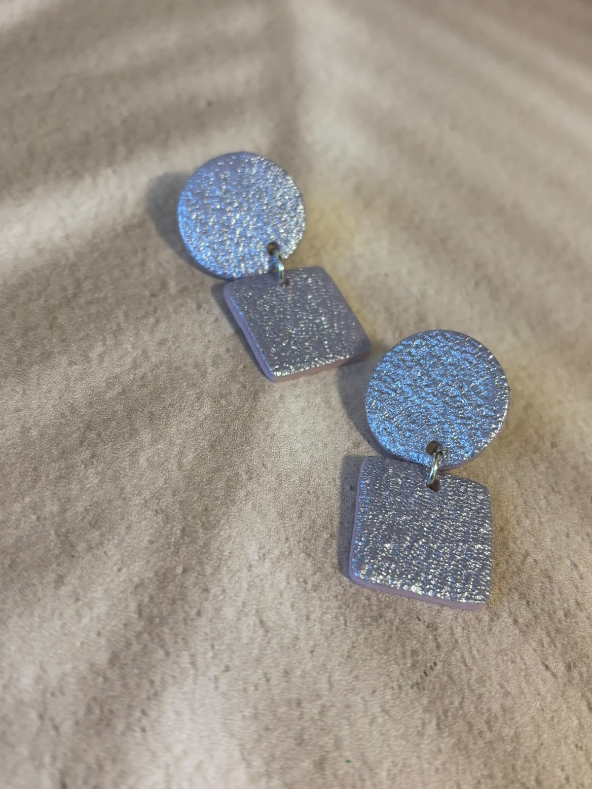 Boucles d'oreilles en argile polymère lilas gris uni à reflet nacré, surface texturée, puce ronde surmontant un carré aux angles arrondis
