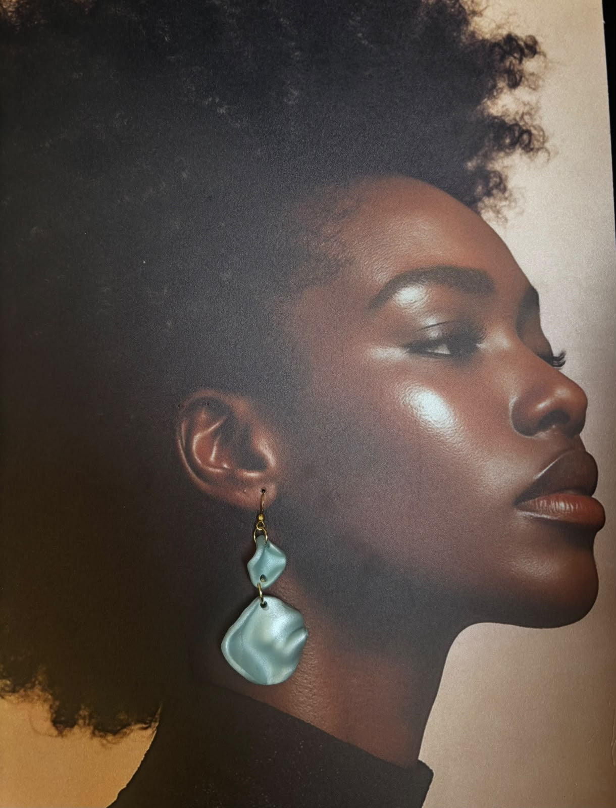 Boucles d'oreilles en argile polymère bleu ciel nacré, deux pétales froissés aux bords irréguliers, crochet doré
