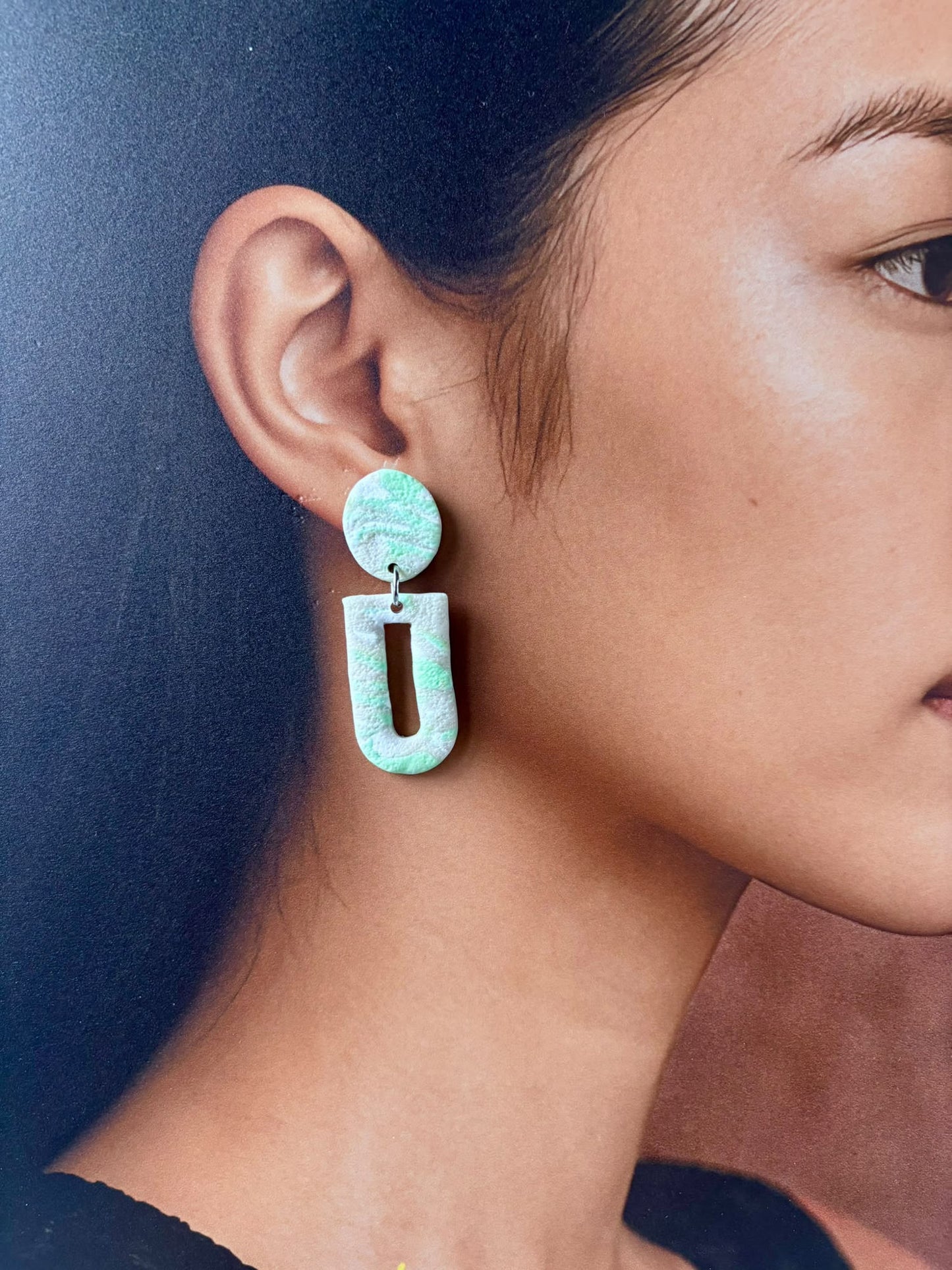 Boucle d'oreille arche ouverte blanc et vert menthe en argile polymère, sous une puce ronde