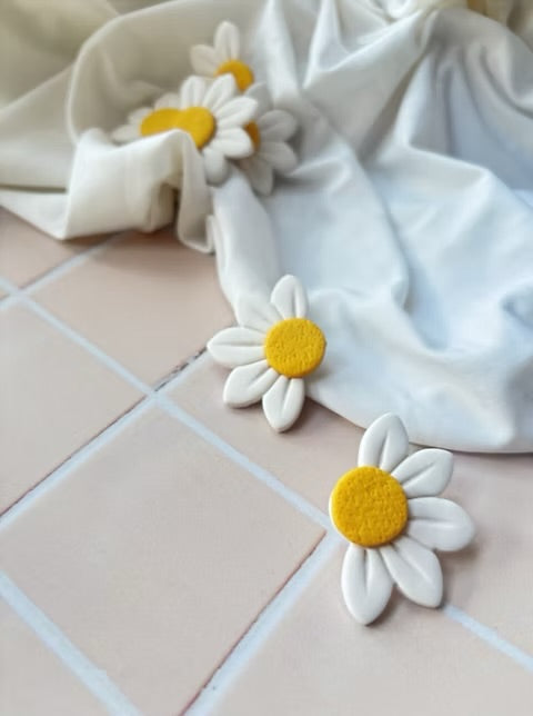 Boucles d'oreilles fleurs Daisy en argile polymère faites main