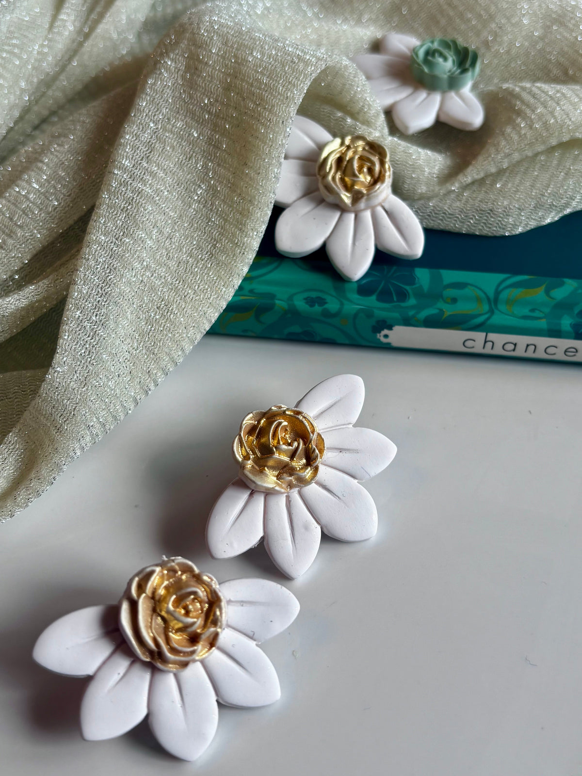 Boucles d’oreilles Daisy de Les Trésors de Cia avec des couleurs variées, en métal léger et design floral élégant.