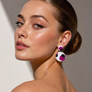 Boucles d’oreilles légères et colorées Wild Pink de Les Trésors de Cia, avec des accents roses et une finition brillante.