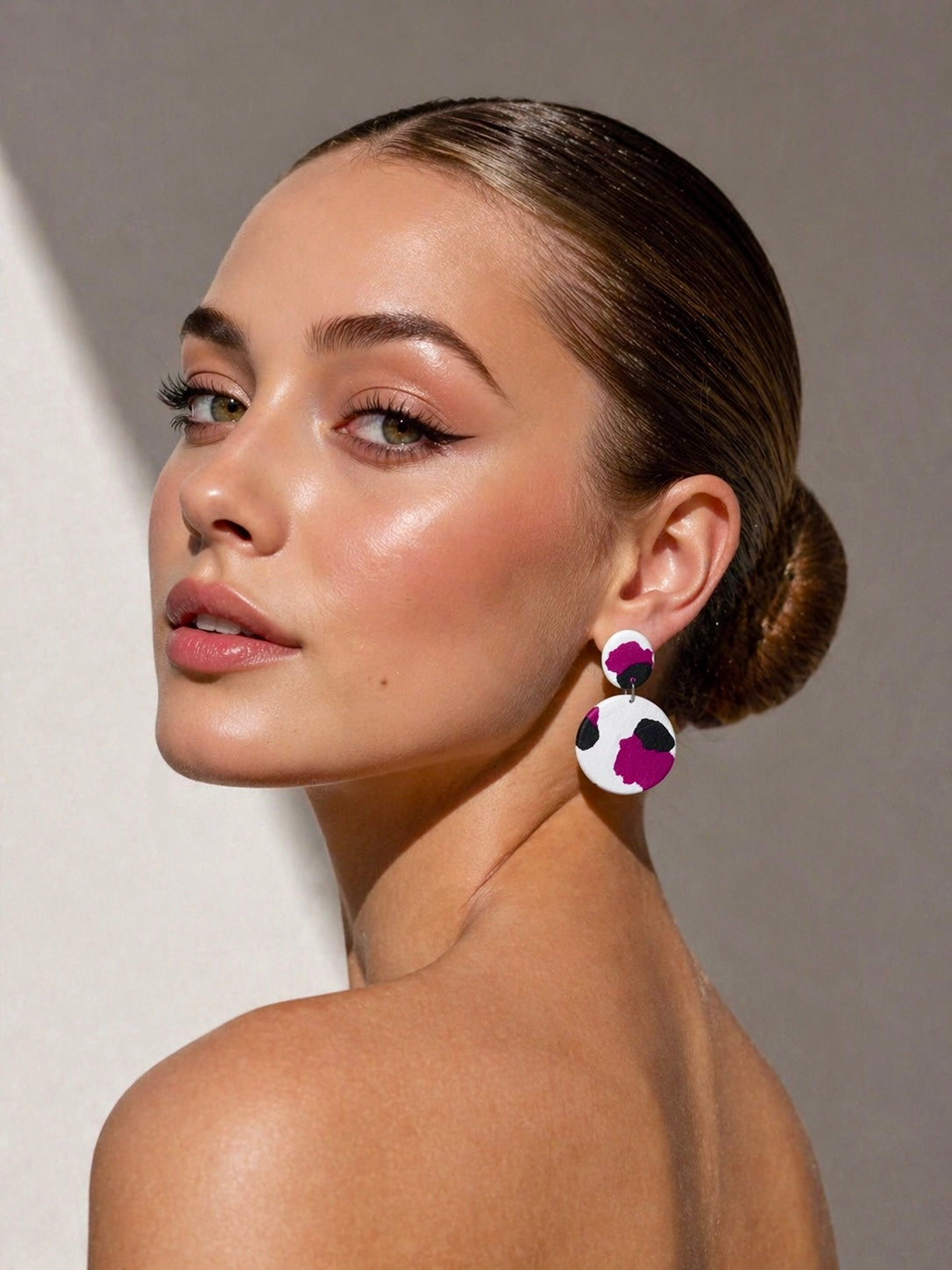 Boucles d’oreilles légères et colorées Wild Pink de Les Trésors de Cia, avec des accents roses et une finition brillante.