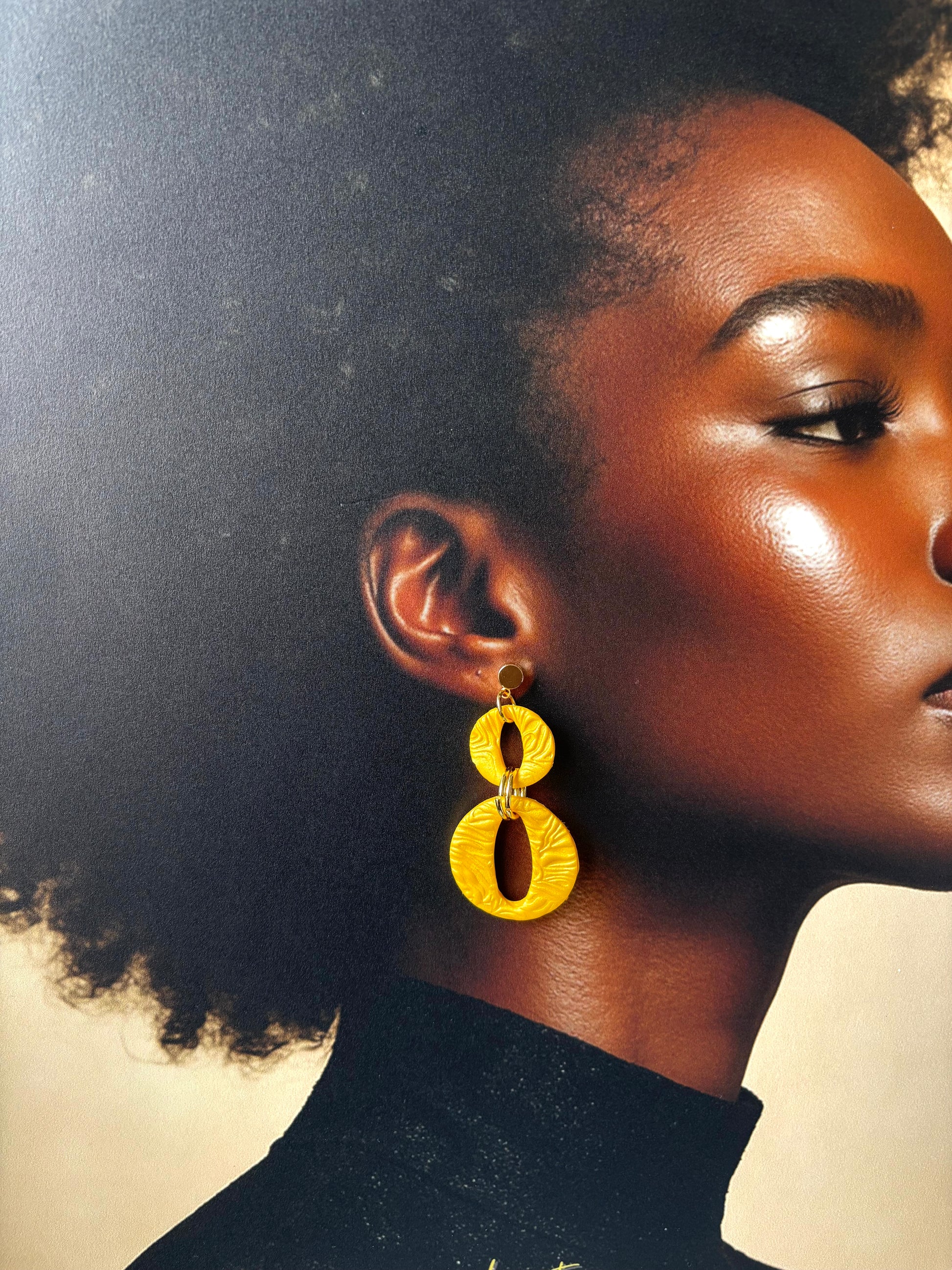 Boucles d'oreilles XXL en anneaux entrelacés en argile polymère, créoles larges et tendance, par Les Trésors de Cia
