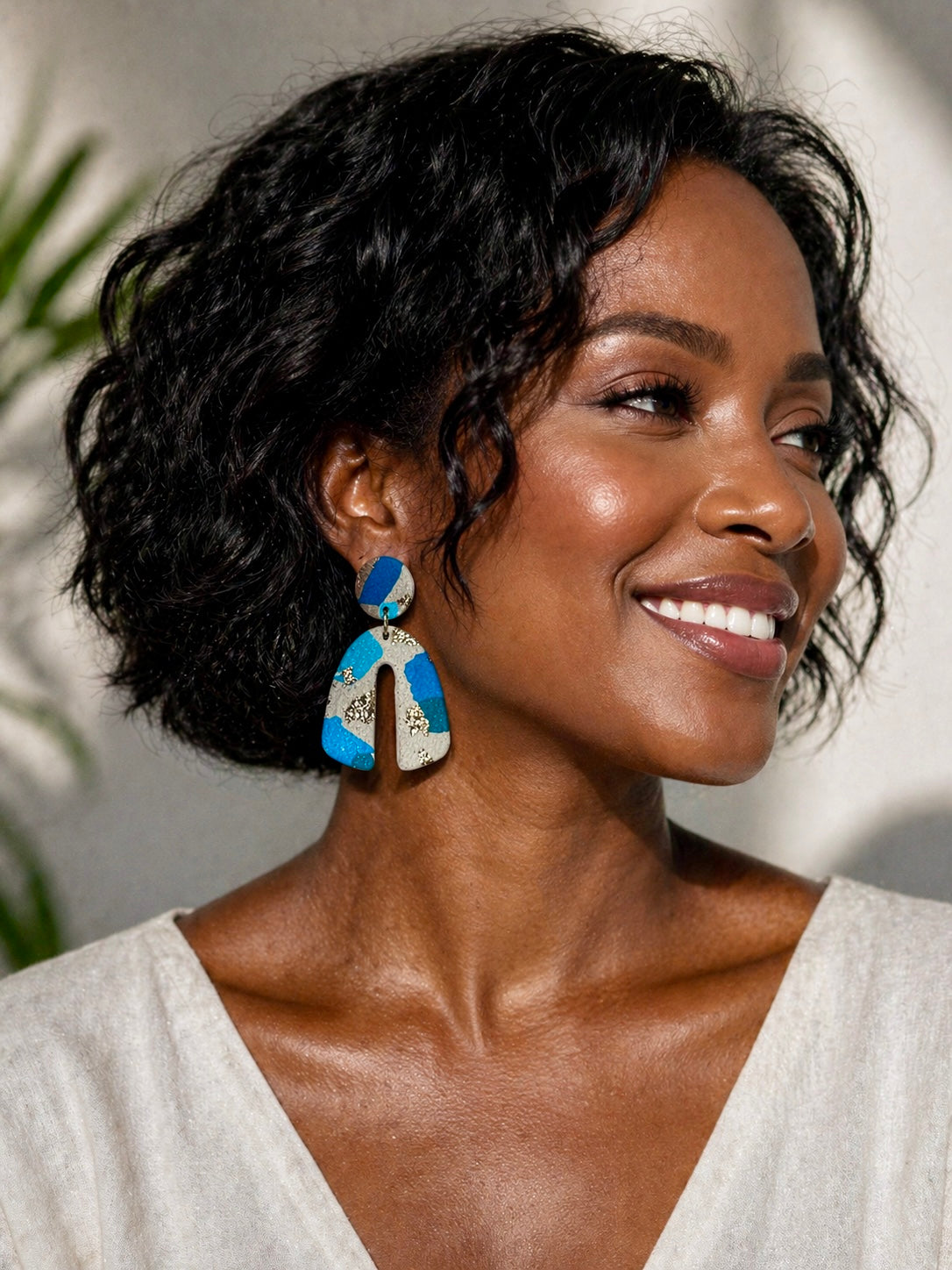 Boucles d’oreilles légères bleues et dorées de la marque Les Trésors de Cia, avec design élégant et brillant.