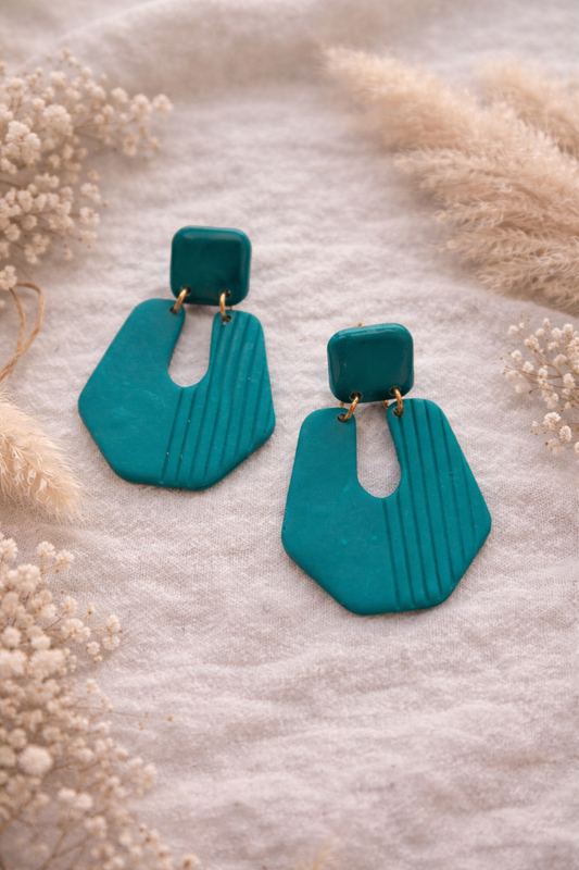 Boucles d’oreilles Émeraude graphiques en argile polymère Les Trésors de Cia, style minimaliste et élégant.