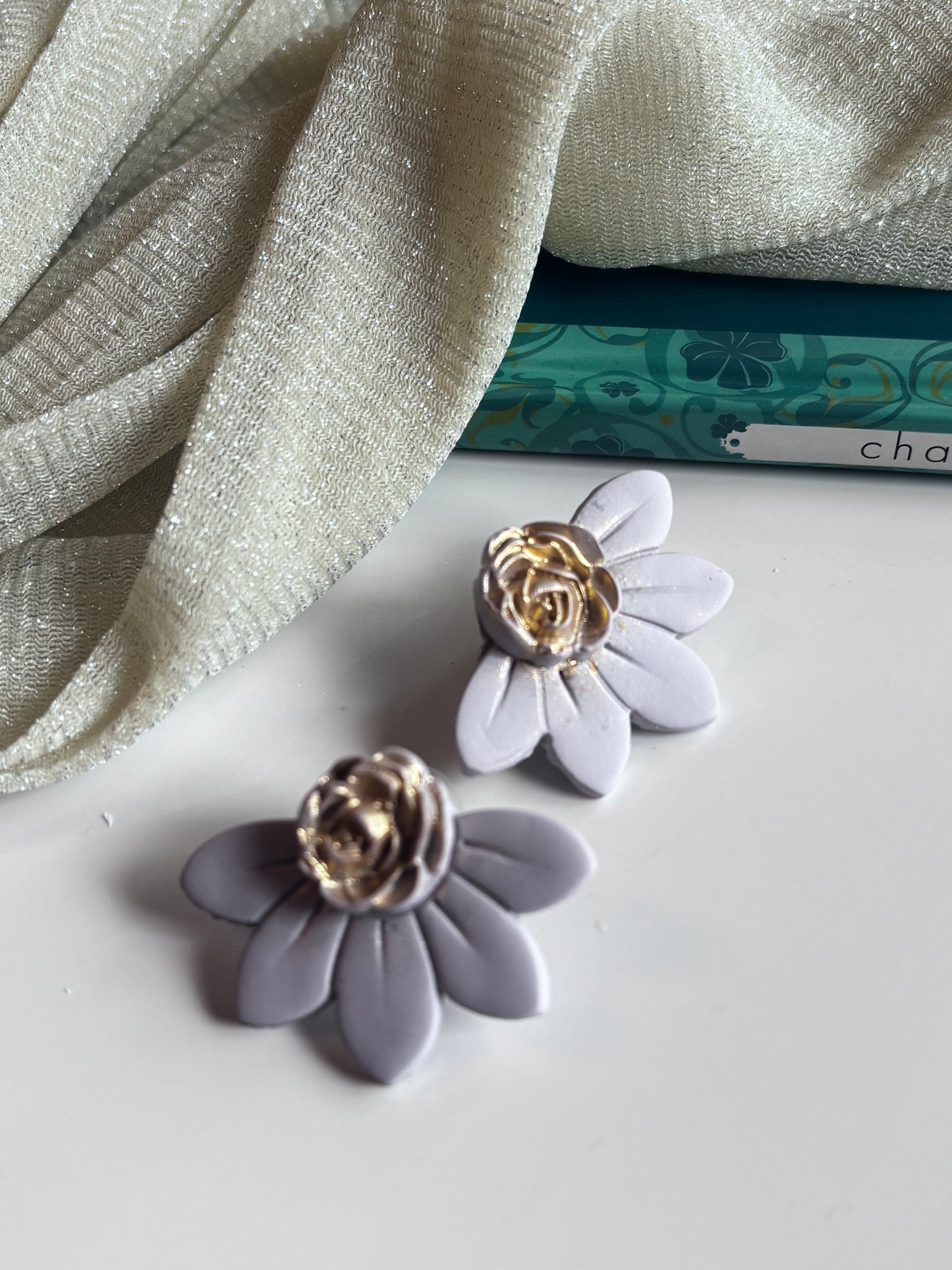 Boucles d’oreilles Daisy colorées de la marque Les Trésors de Cia, avec des motifs floraux et des couleurs variées.