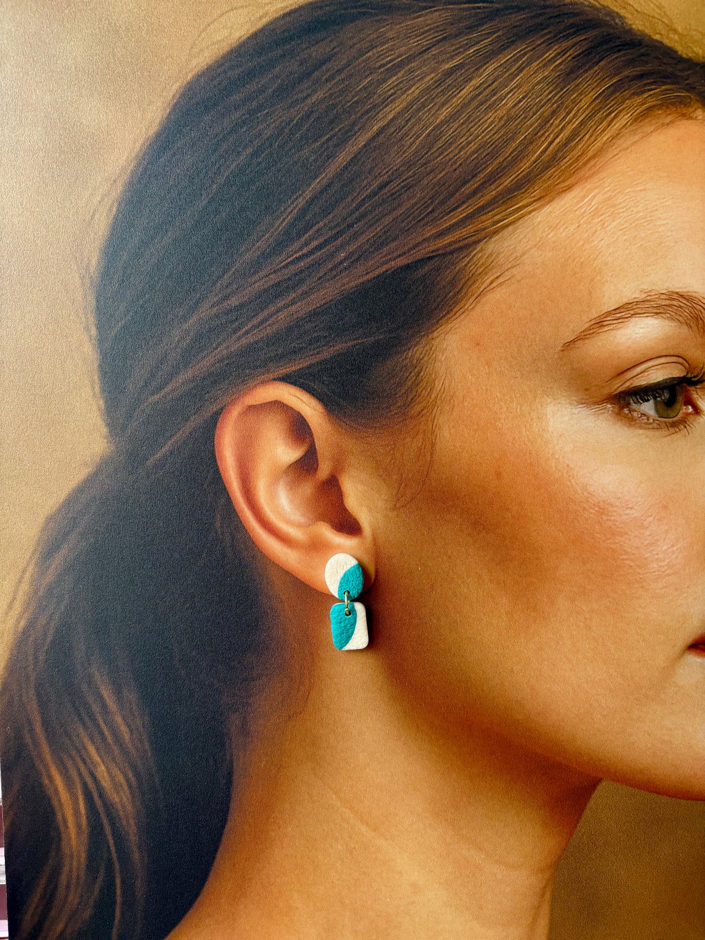 Boucles d’oreilles géométriques colorées en argile polymère, modernes et légères, par Les Trésors de Cia.