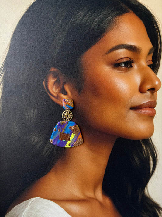 Boucles d'oreilles colorées Whitney en bleu, violet et jaune, design chic et ultra légères, signées Les Trésors de Cia.