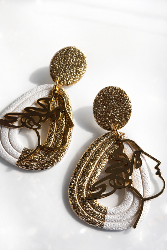 Boucles d’oreilles dorées légères Aphrodite de Les Trésors de Cia, avec des détails élégants et délicats.