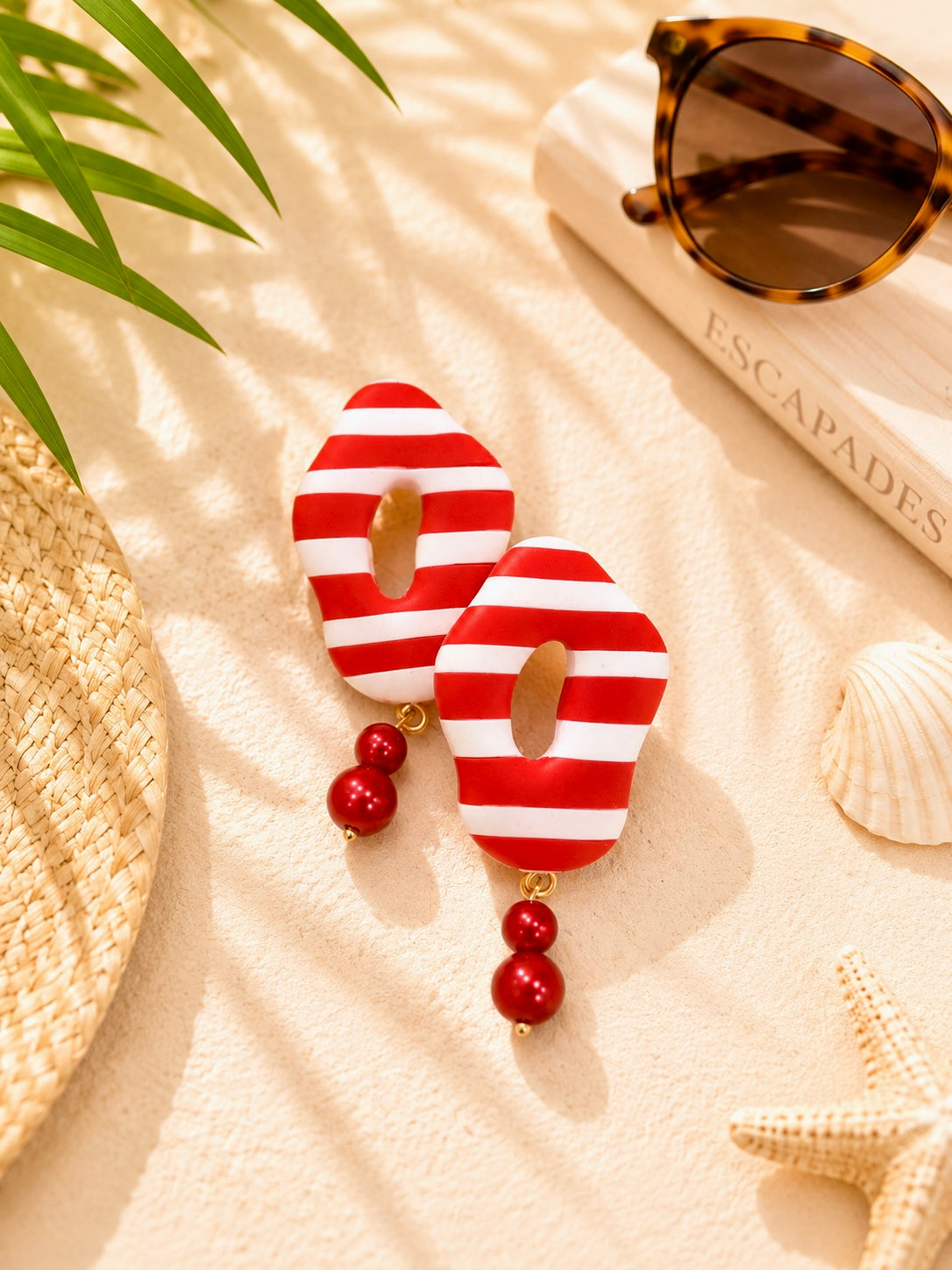 Boucles d'oreilles pendantes Capri Riviera Pop portées, rayures marinière et perles nacrées – Les Trésors de Cia