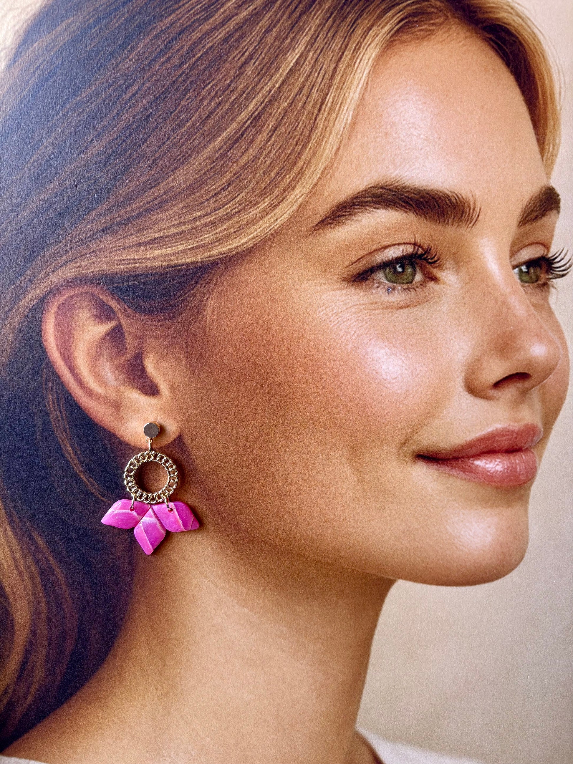 Boucles d’oreilles fleur marbrée en or rose de la marque Les Trésors de Cia, détails élégants et délicats.