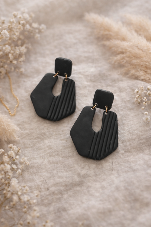 Boucles d’oreilles noires graphiques en argile polymère  OPRAH — Élégance minimaliste