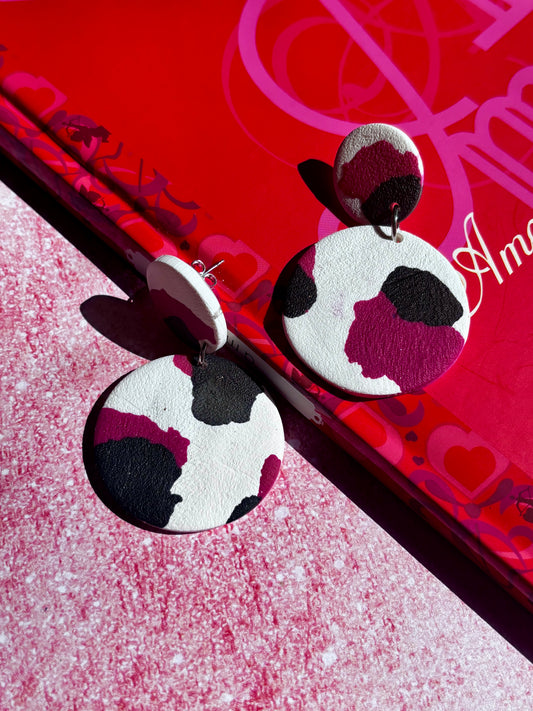 Boucles d’oreilles colorées et légères Wild Pink de Les Trésors de Cia avec des pendentifs en forme de fleurs.