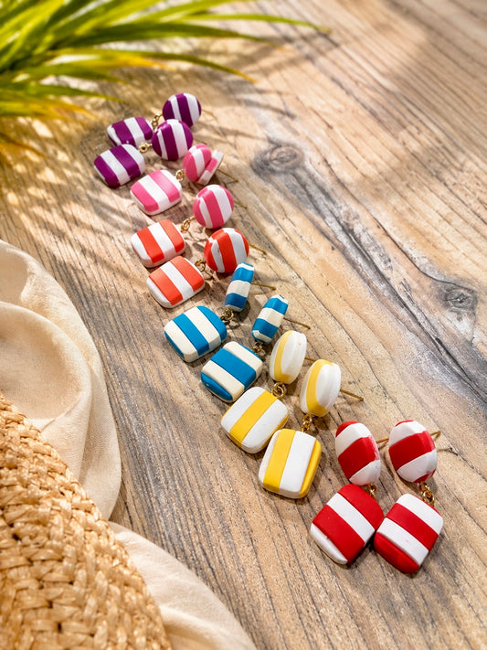 Boucles d’oreilles Portofino Riviera Pop de Les Trésors de Cia, pendantes avec double carré rayé marin.
