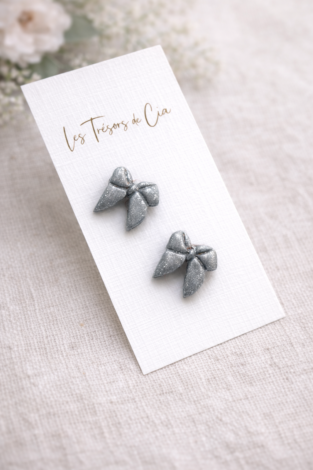 Boucles d’oreilles nœud argenté pailleté – Fait main | Les Trésors de Cia