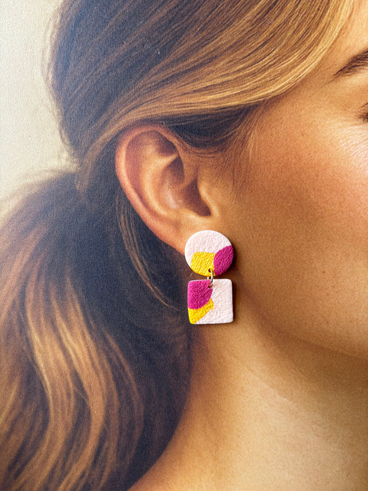 Boucles d’oreilles géométriques artisanales colorées en argile polymère, design graphique minimal, par Les Trésors de Cia