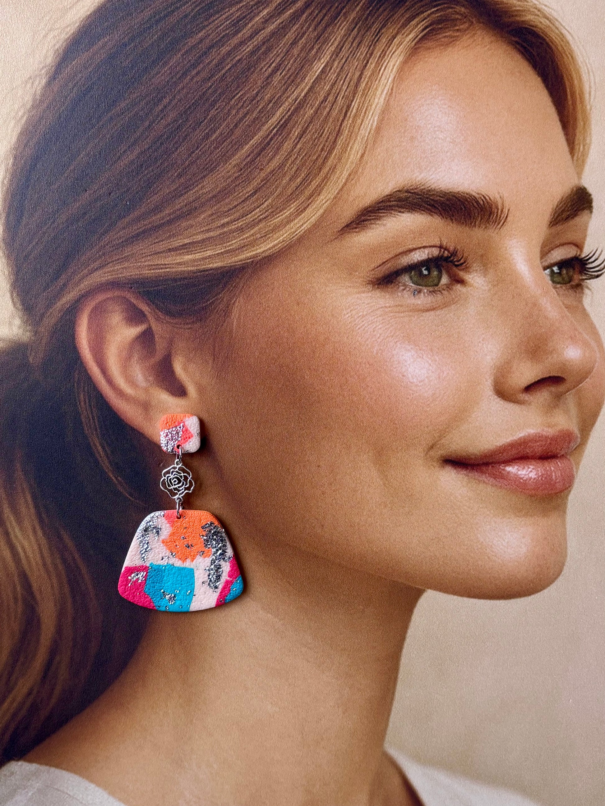 Boucles d’oreilles colorées et légères Whitney de Les Trésors de Cia avec design chic et moderne.