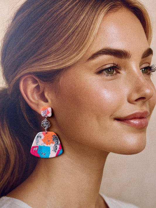 Boucles d’oreilles colorées et légères Whitney de Les Trésors de Cia avec design chic et moderne.