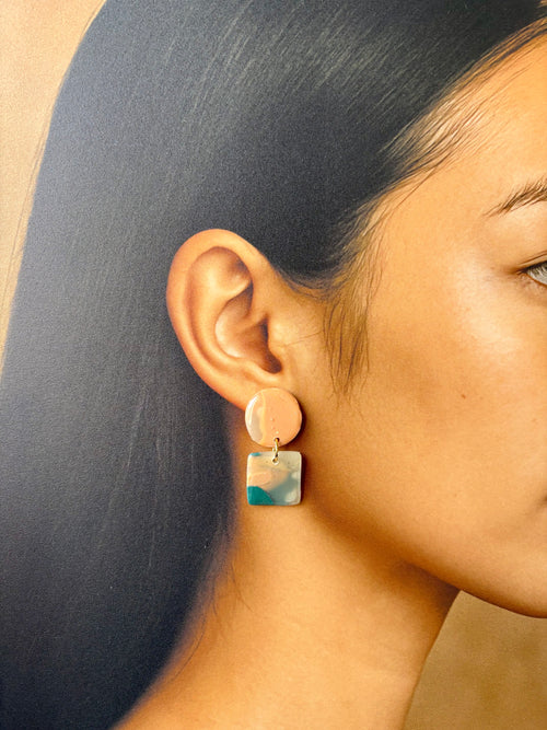 Boucles d’oreilles artisanales en argile polymère marbrée vert et pêche, design graphique minimal, par Les Trésors de Cia.