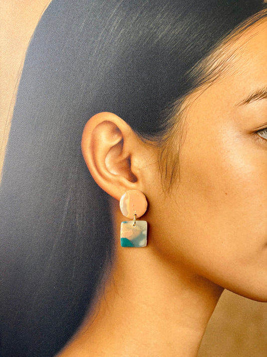 Boucles d’oreilles artisanales en argile polymère marbrée vert et pêche, design graphique minimal, par Les Trésors de Cia.