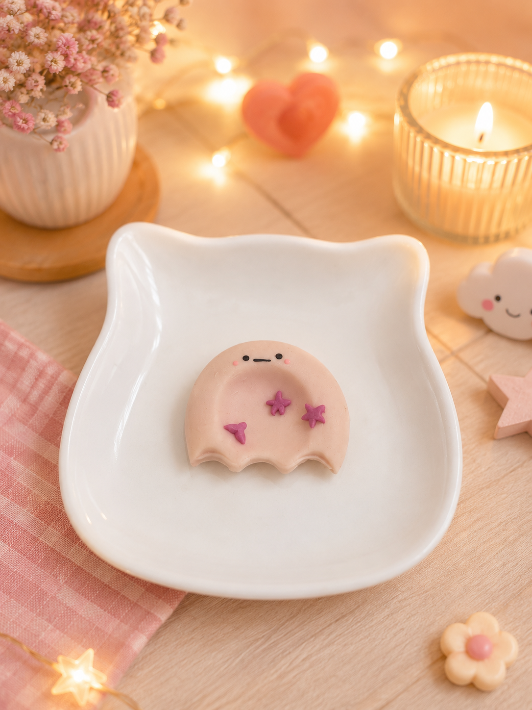 Pierre d’anxiété Fantôme Kawaii en argile polymère, anti-stress fait main, avec finition fluorescente, par Les Trésors de Cia.