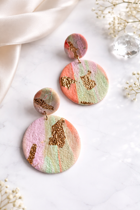Boucles d’oreilles roses dorées légères Rosée sauvage Serena de Les Trésors de Cia, montrant leur design délicat et élégant.