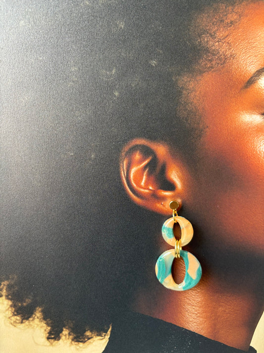 Boucles d’oreilles XXL vert marbré et pêche avec anneaux entrelacés, bijoux tendance de Les Trésors de Cia