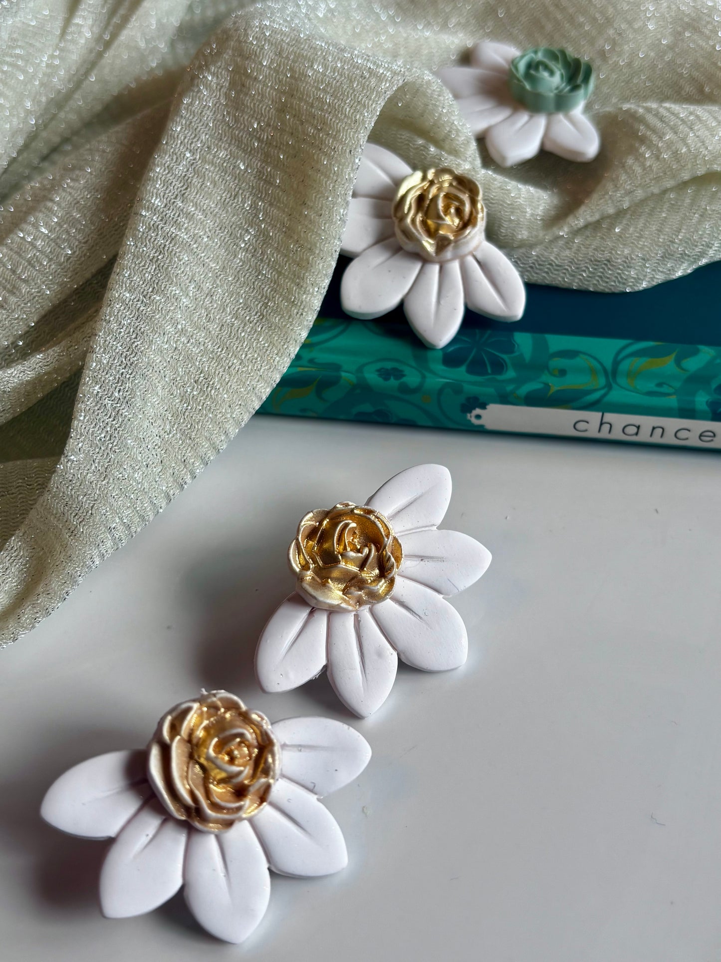 Boucles d’oreilles Daisy de Les Trésors de Cia avec des couleurs variées, en métal léger et design floral élégant.