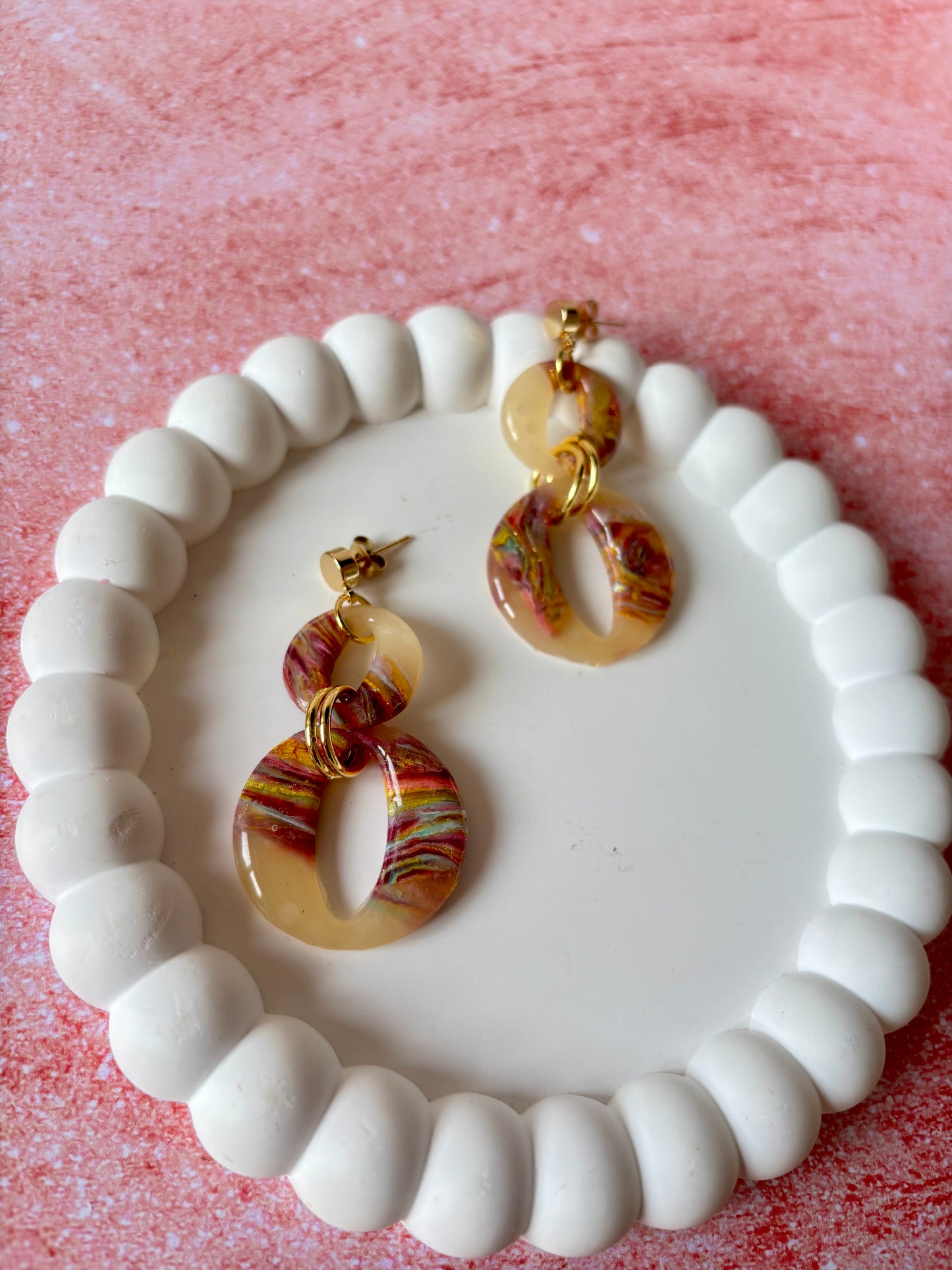 Boucles d’oreilles XXL translucides colorées avec anneaux entrelacés, bijoux tendance de Les Trésors de Cia