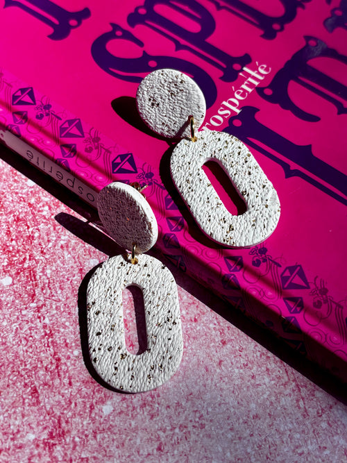 Boucles d’oreilles blanches texturées légères Les Trésors de Cia, bijoux en métal avec finition délicate et design élégant.