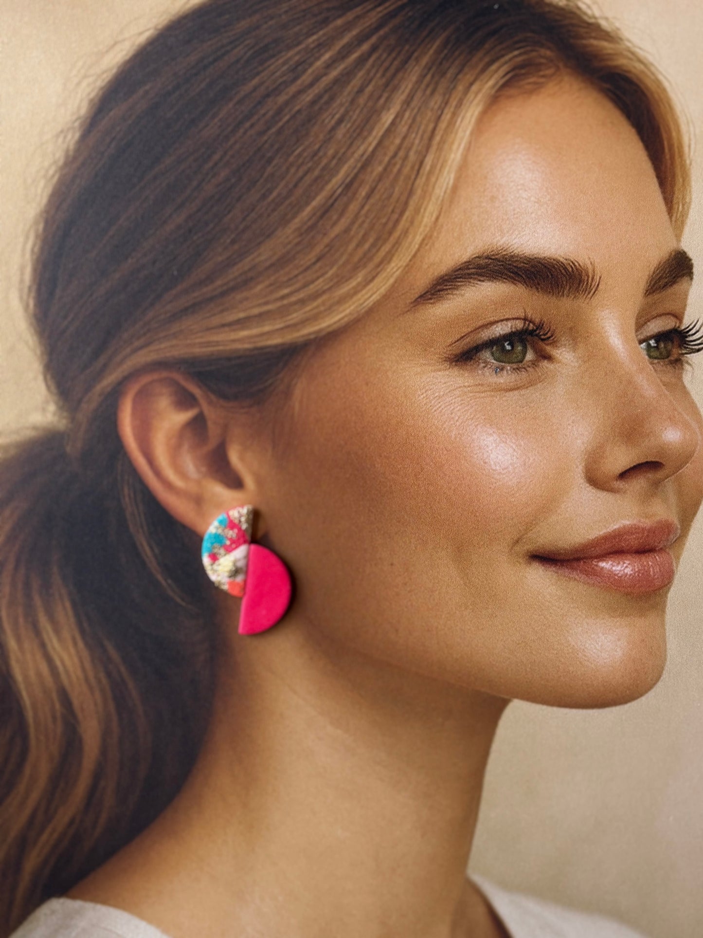 Boucles d’oreilles DUA Les Trésors de Cia, légères, colorées et éclatantes, en métal précieux avec pierres colorées.